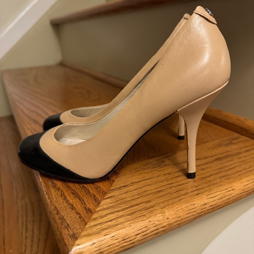 MICHAEL KORS Leather Presley Cap Two Toned Black and Tan Heels 5 1/2 5.5 - Picture 2 of 7